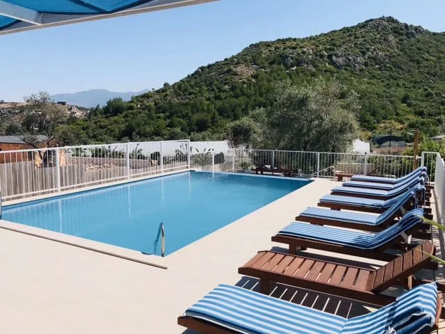 Havuz ve dağ manzarası